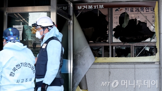 26일 오전 대형 화재가 발생한 경남 밀양시 가곡동 세종병원에서 경찰, 국과수, 한국전기안전공사 등 관계자들이 합동 감식을 하고 있다./사진=김창현 기자